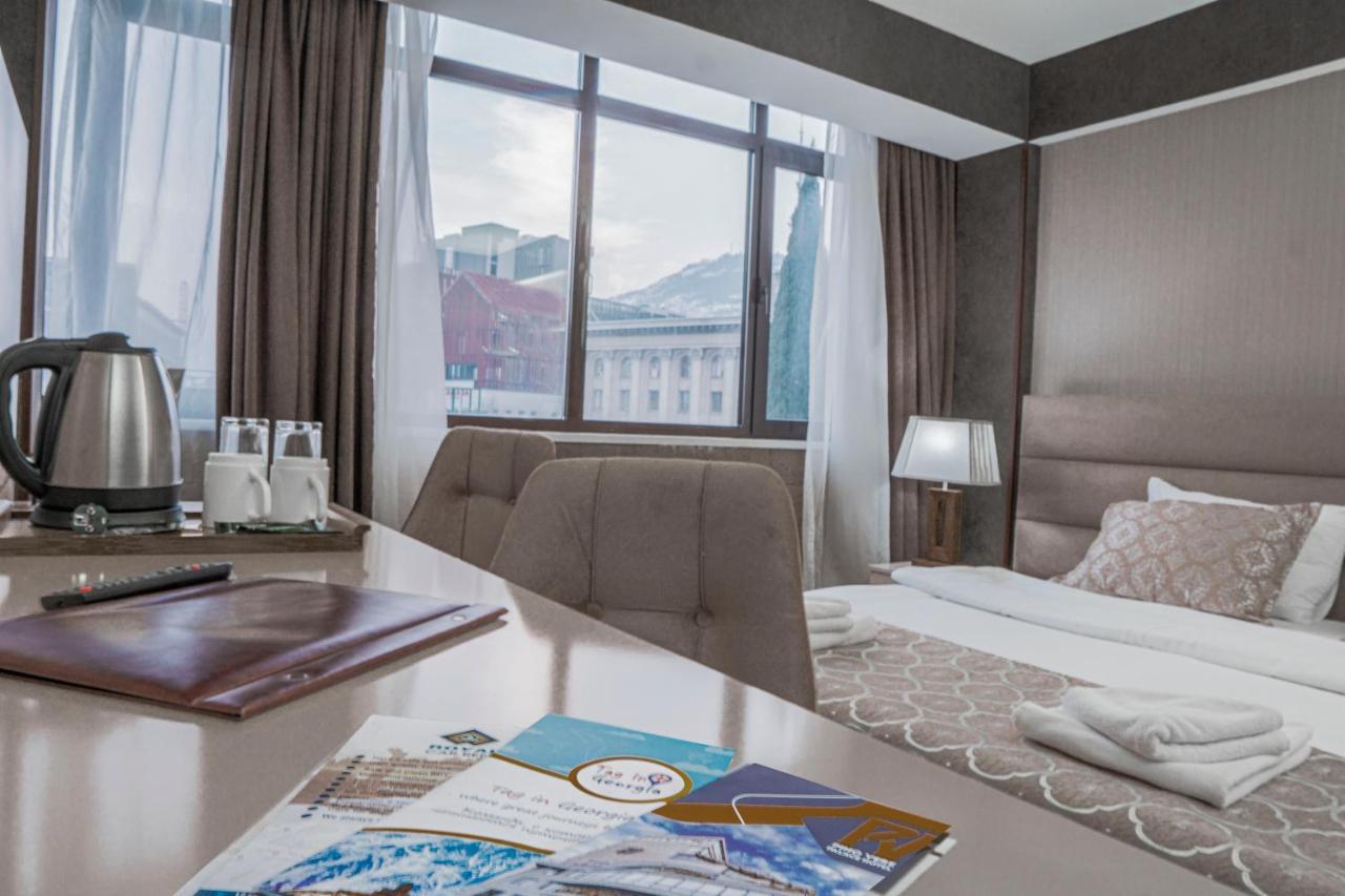 Pino Vere Palace Hotel Tbilisi Exterior photo